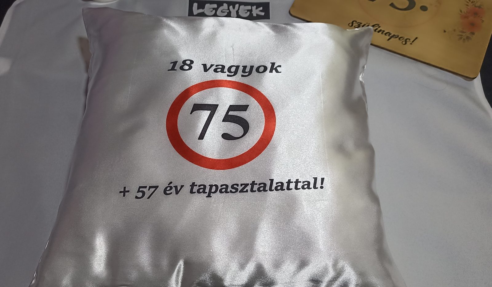 18 vagyok 75 plus 57 év tapasztalattal szülinapi párna