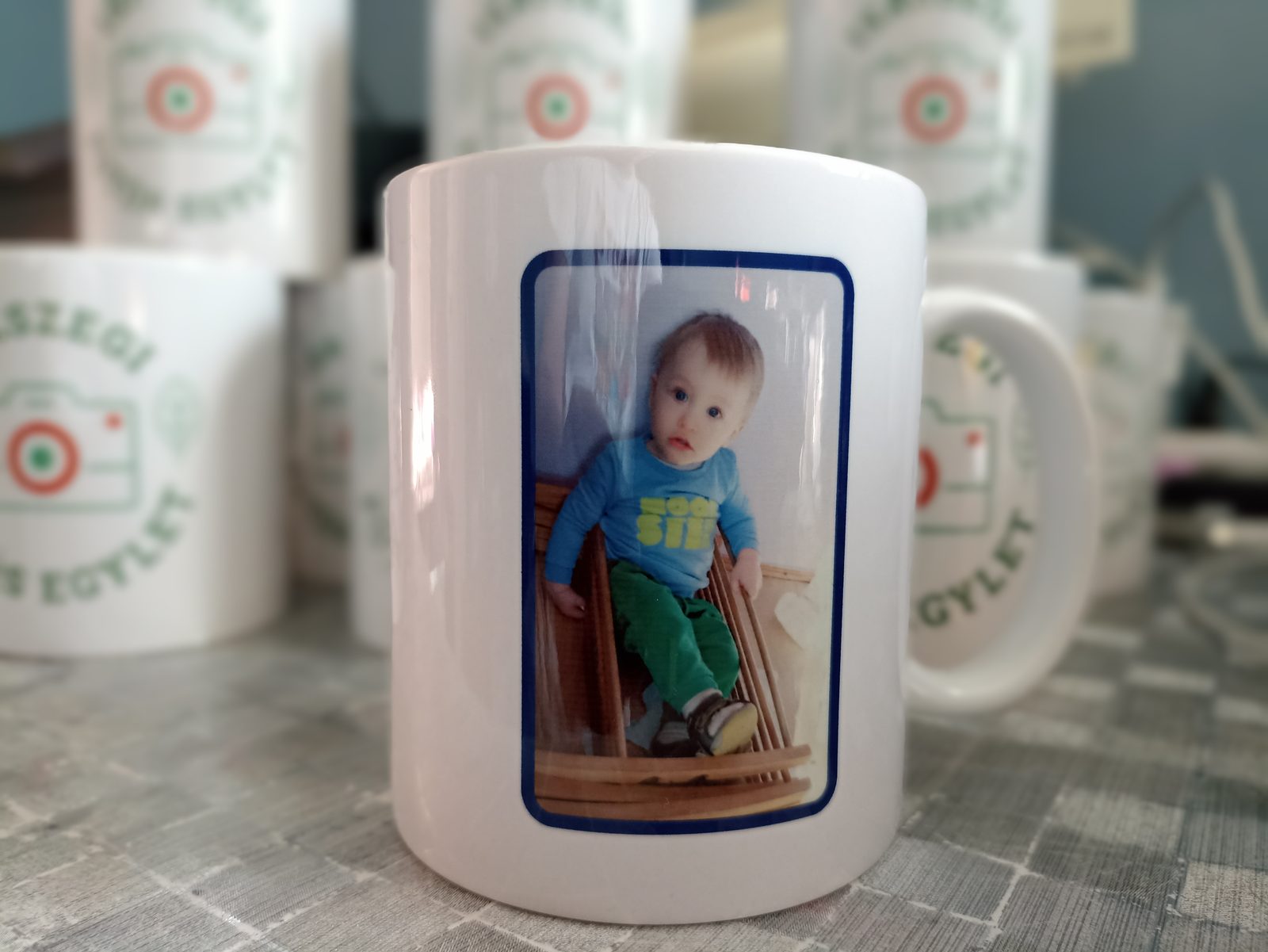 Baba fotós bögre egyesületi logóval