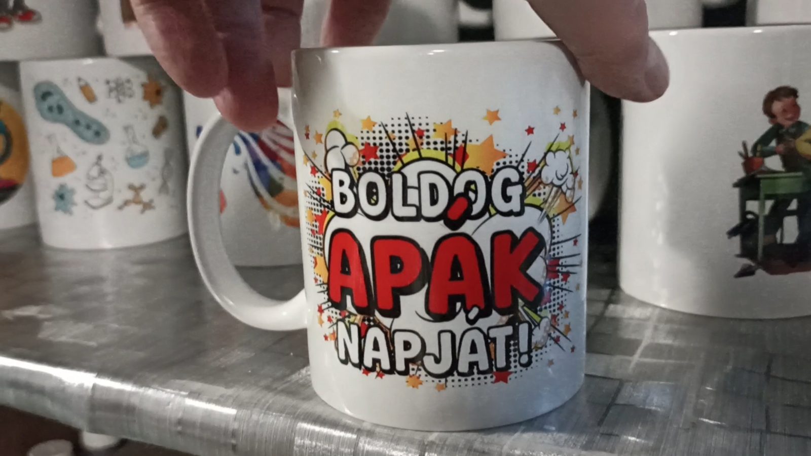 Boldog Apák Napját feliratos comic stílusú bögre