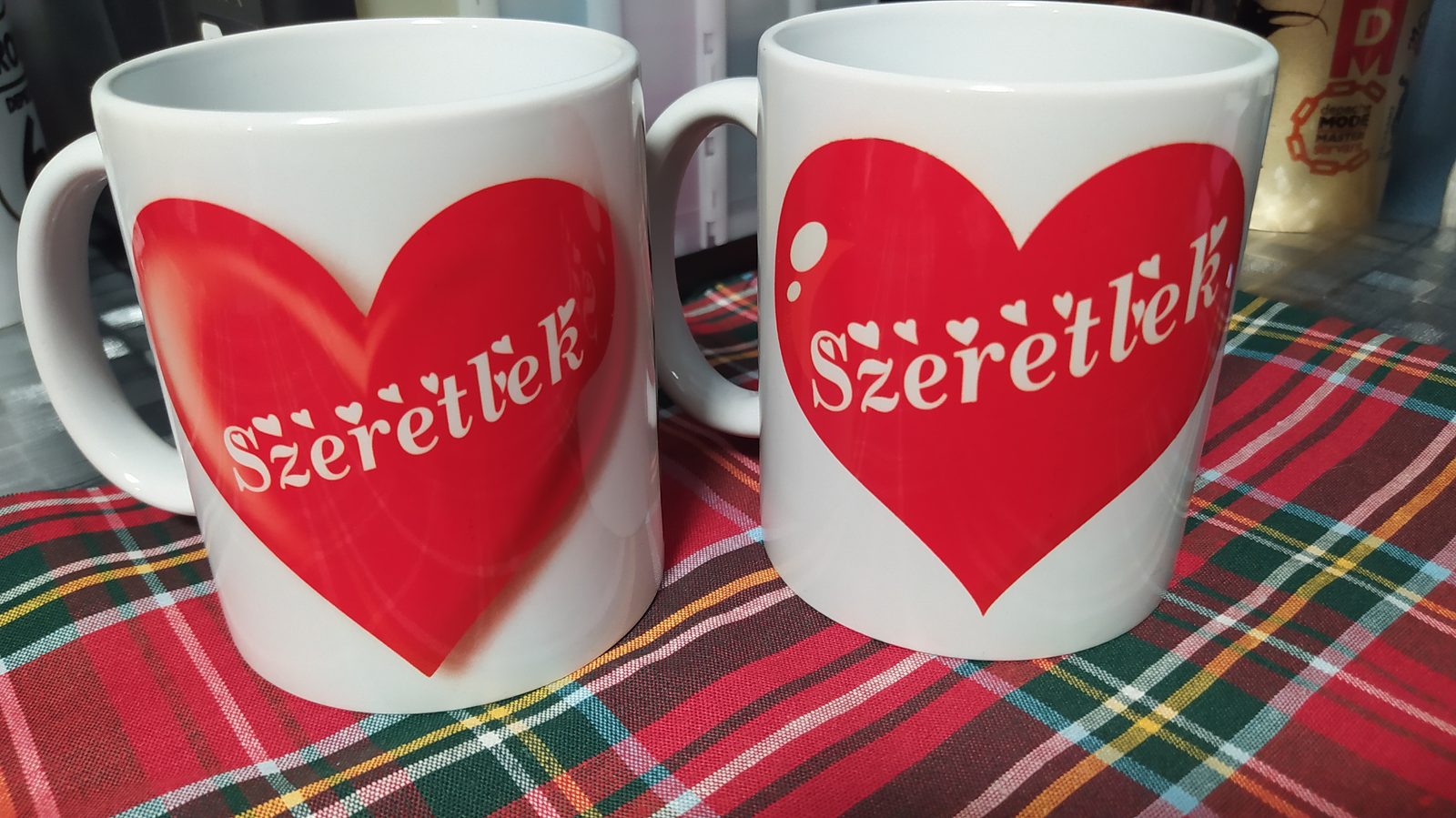 Szeretlek feliratos piros szíves bögrepár