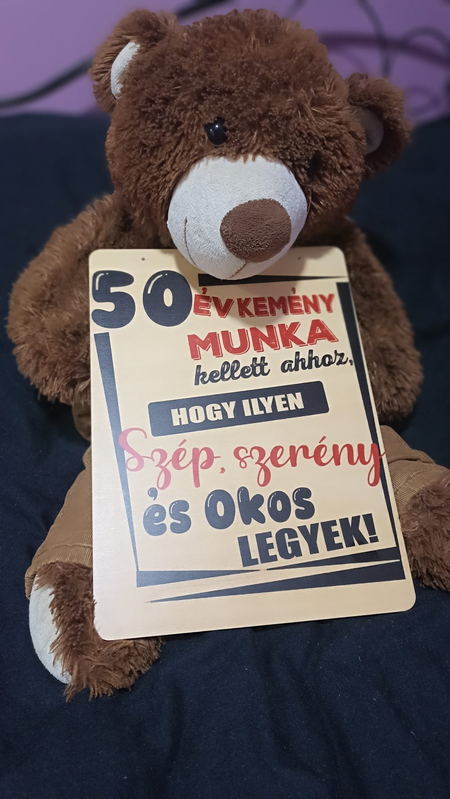50 éves humoros születésnapi fa tábla macinak tartva