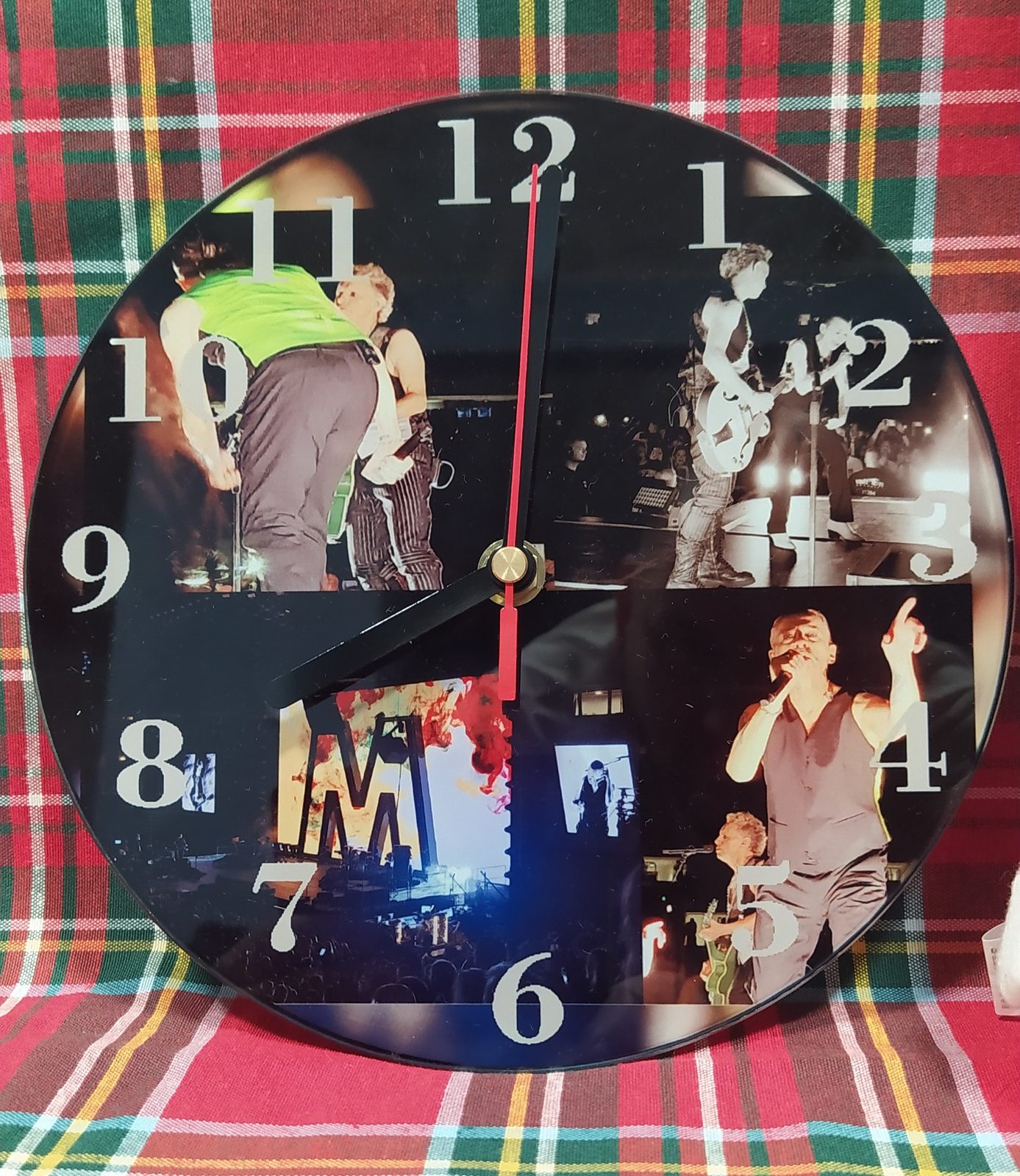 Depeche Mode koncertfotós kerek falióra fekete háttérrel