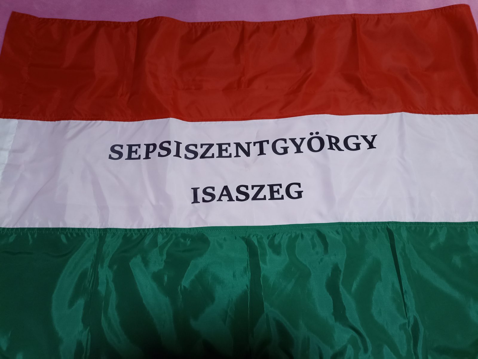 Sepsiszentgyörgy–Isaszeg feliratú nyomtatott magyar zászló