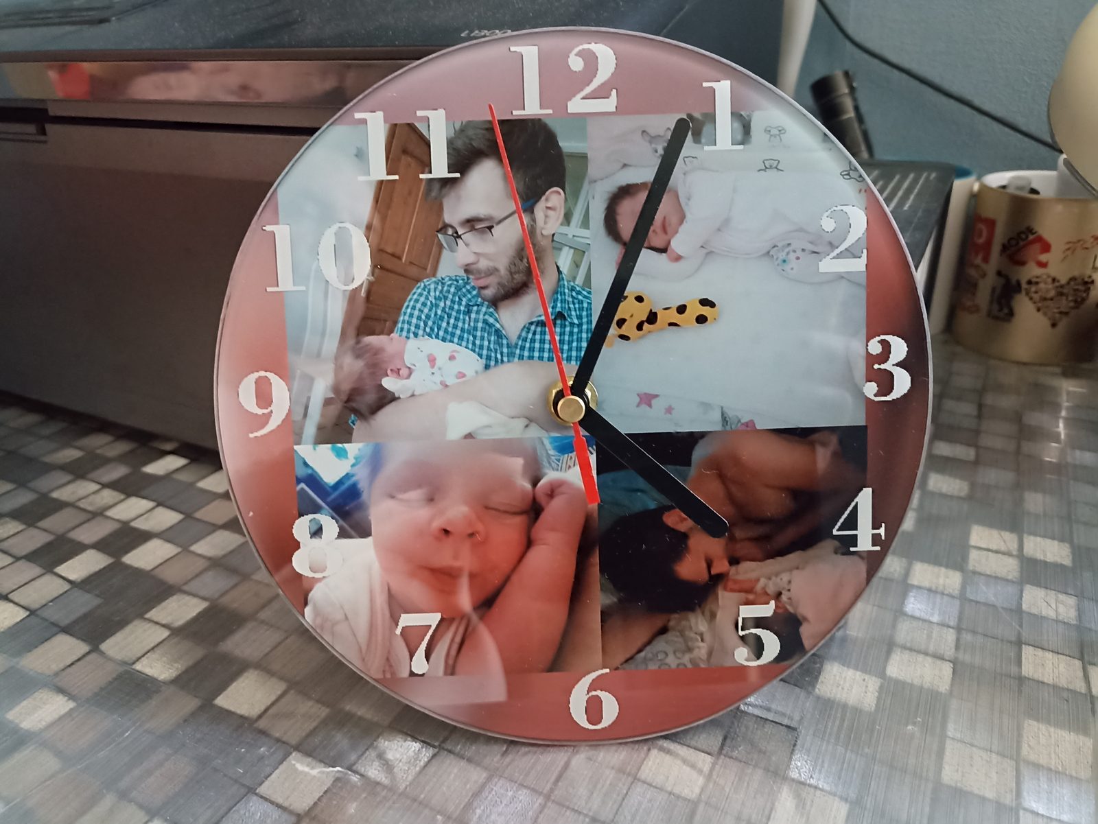 Újszülött babafotós kerek falióra pasztell rózsaszín háttérrel