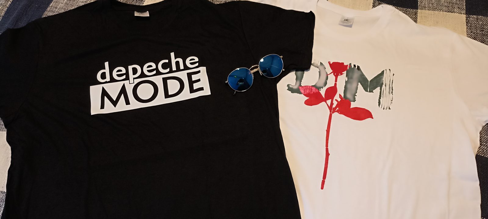 Depeche Mode logós pólók fekete és fehér