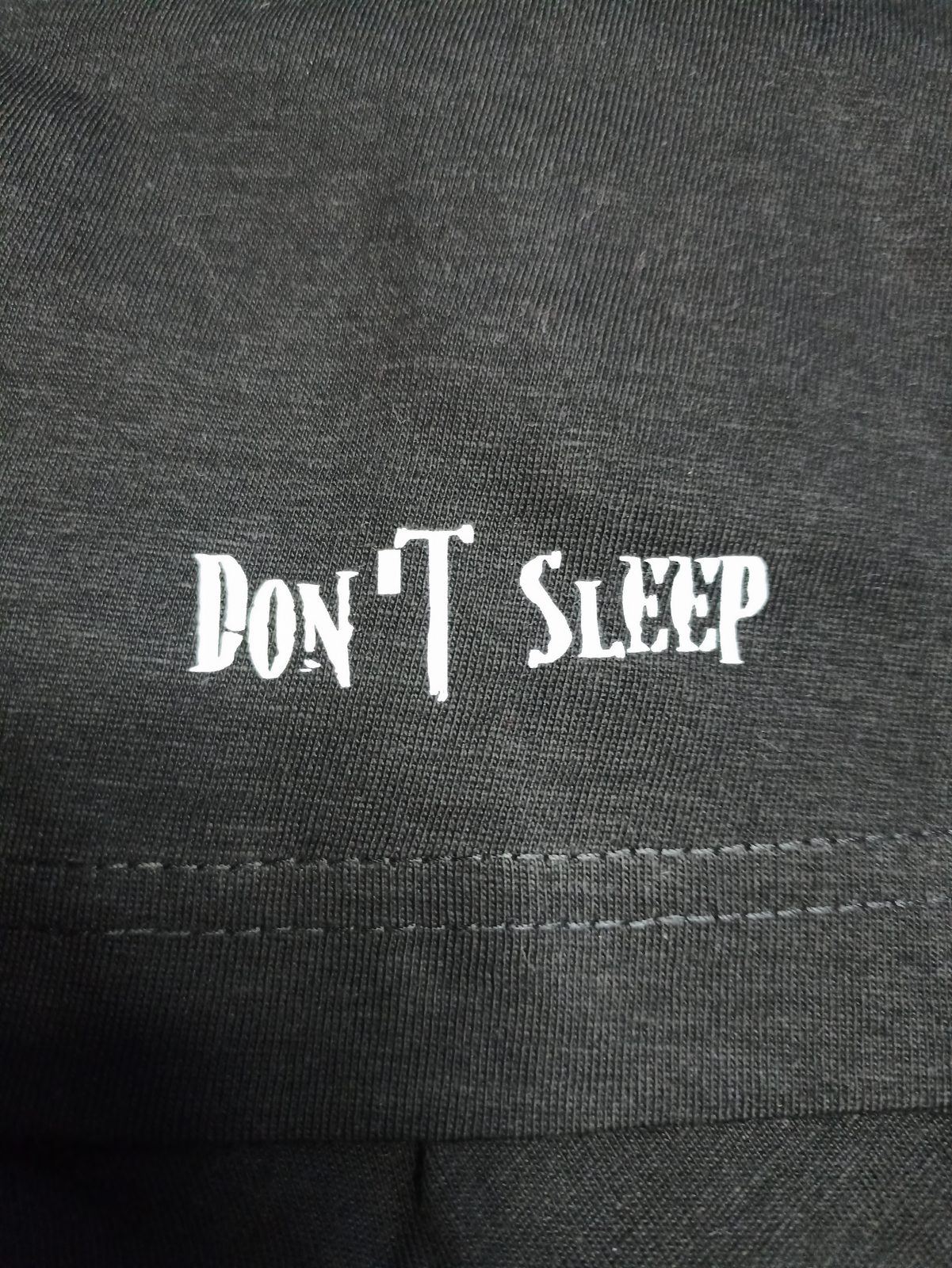 Don't Sleep ujjnyomatos szürke póló részletfotó