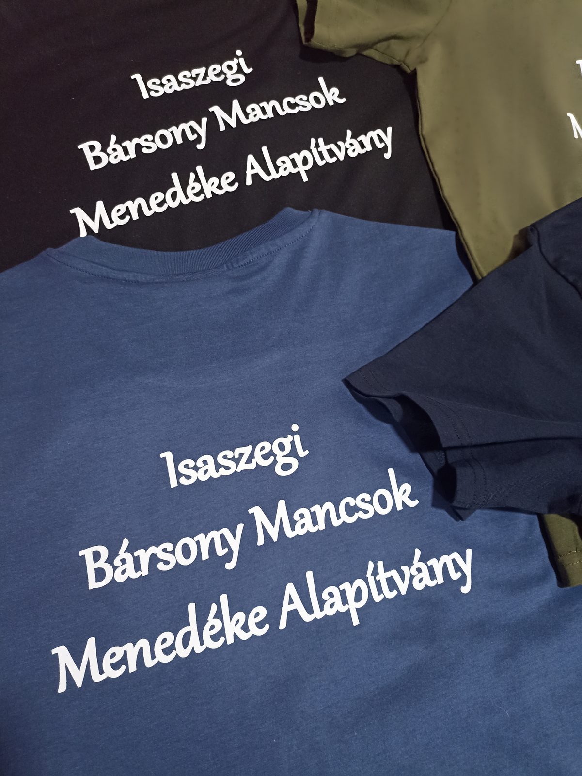 Isaszegi Bársony Mancsok Menedéke Alapítvány logós póló - csoportkép