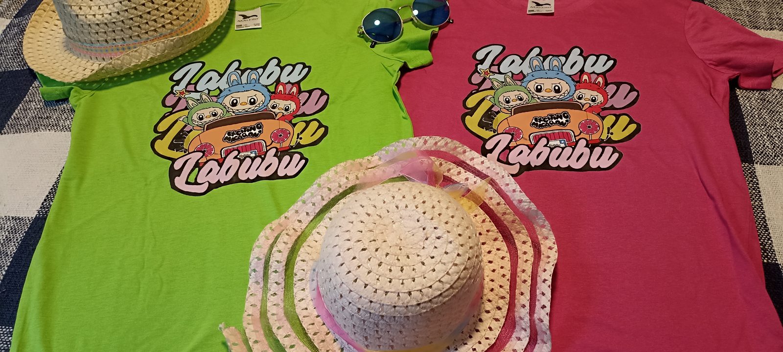 Labubu karakteres póló zöld és pink