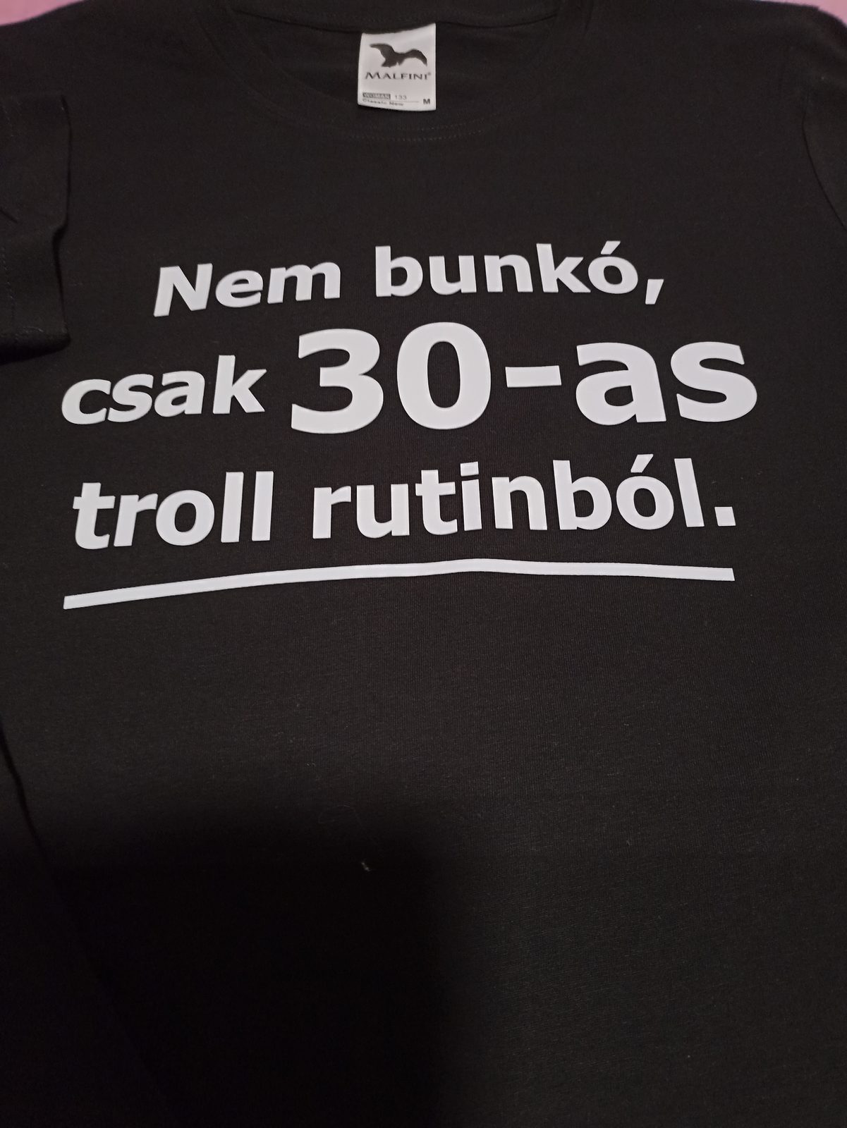 Nem bunkó csak 30-as troll rutinból – humoros fekete póló