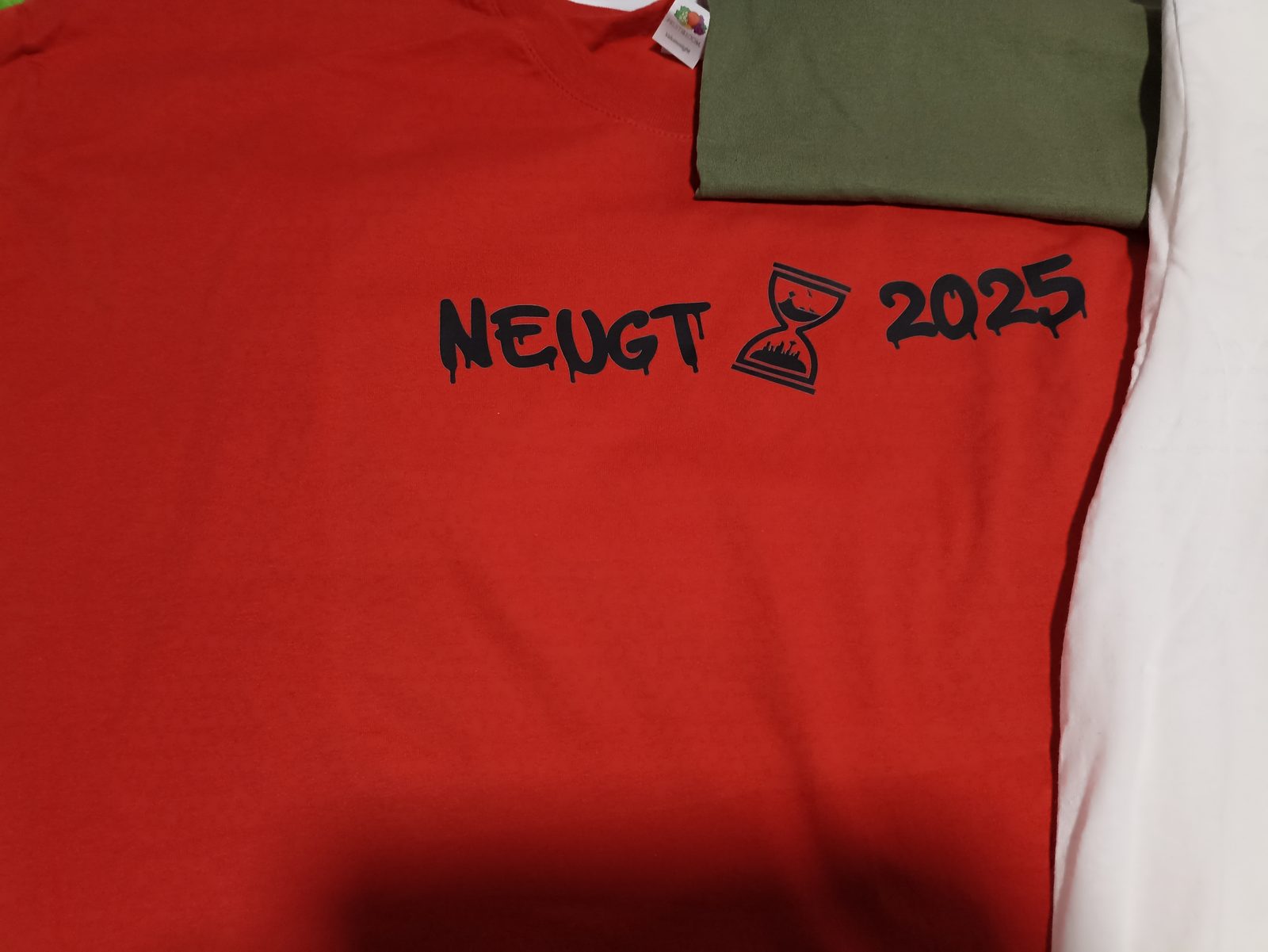 NEUGT 2025 homokórás ballagási póló piros