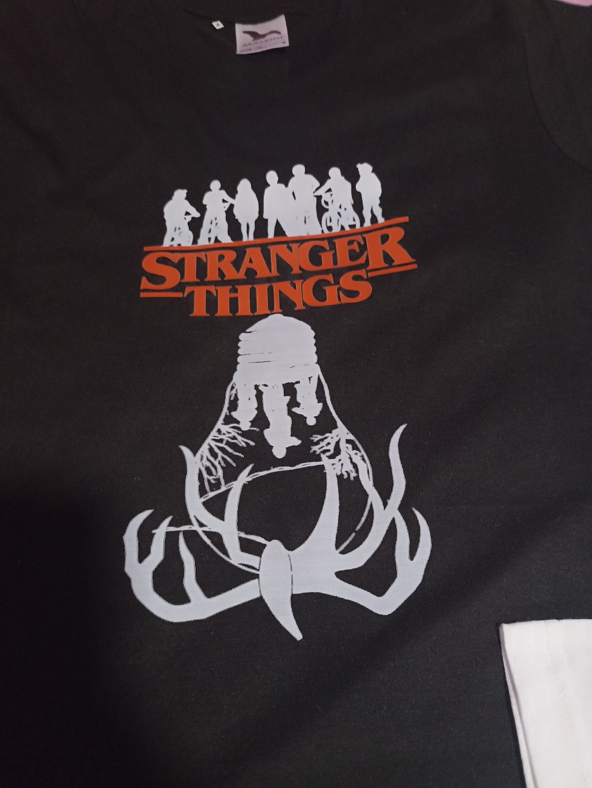 Stranger Things Mind Flayer csoportos sziluett fekete póló
