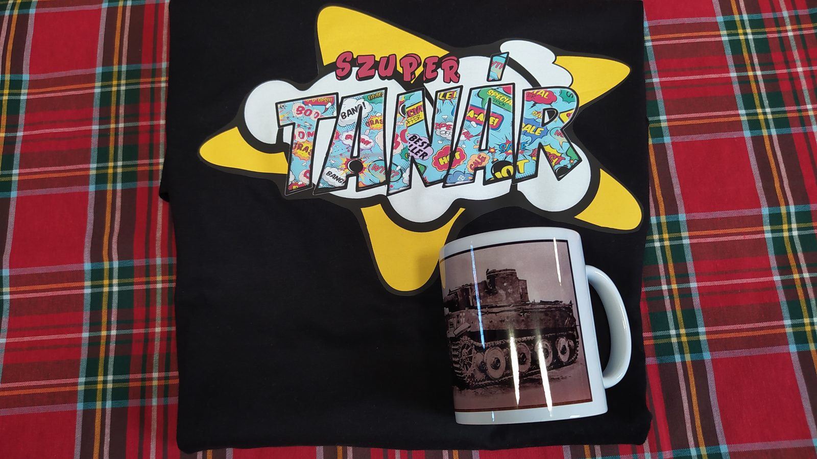 Szuper Tanár feliratú fekete póló és tank bögre szett
